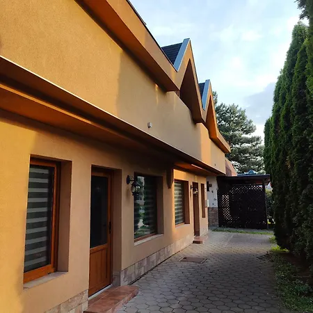 Parrot District Нове-Замки