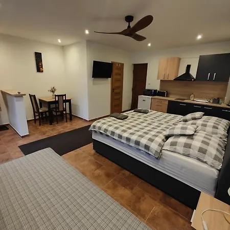 Parrot District Апарт-отель